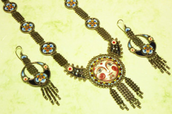 Гарнитур «Солнцеворот». Нейзильбер, перегородчатая эмаль, 1995 год.